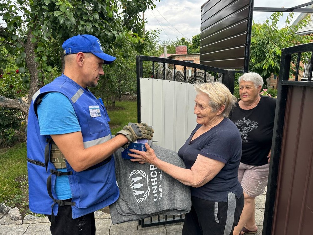 На березі у Нікополі обстріли, перебої зі світлом і немає мобільного зв’язку, але люди не планують евакуюватися – «Проліска» про смертельний удар і свою допомогу (фото)