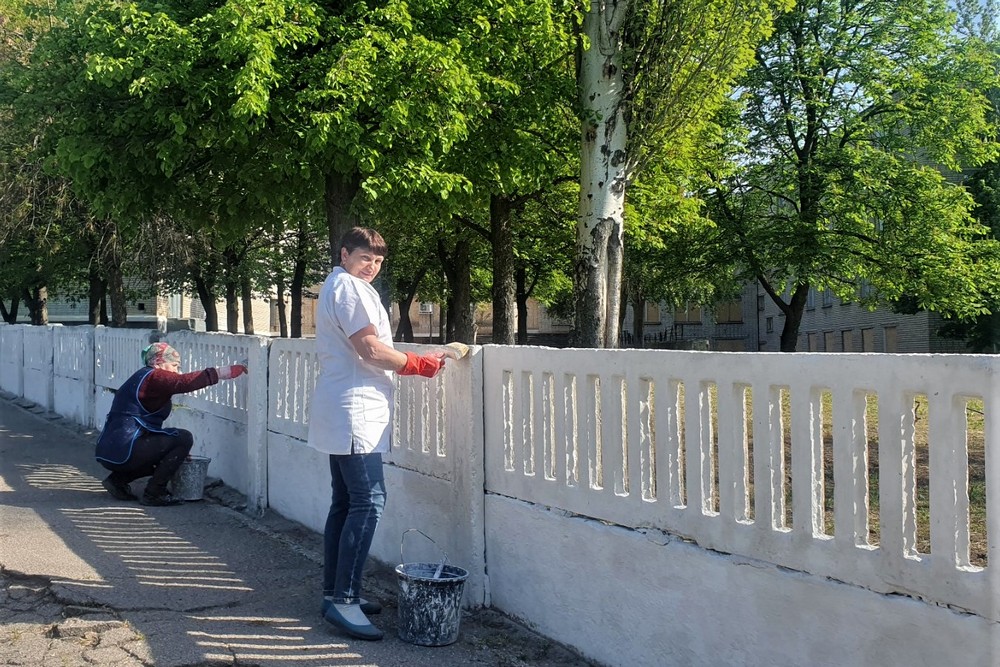 Освітяни Нікополя впорядковують території навчальних закладів: фото