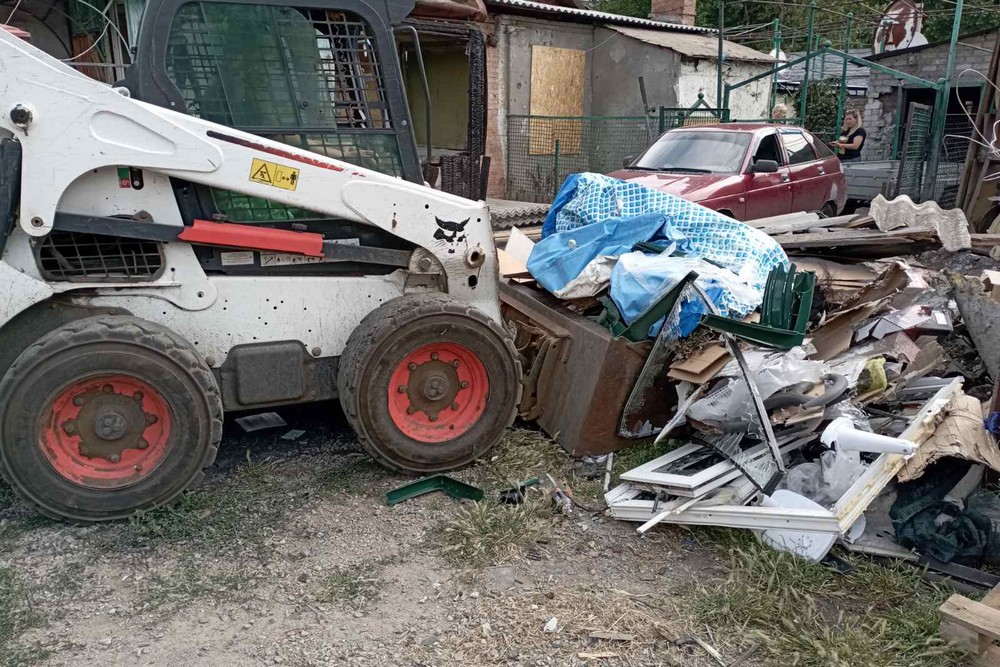 Комунальники Нікополя усувають наслідки ворожих атак