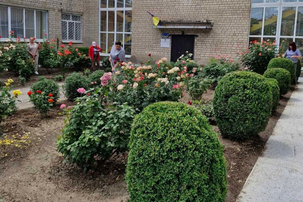 Освітяни Нікополя впорядковують території навчальних закладів: фото