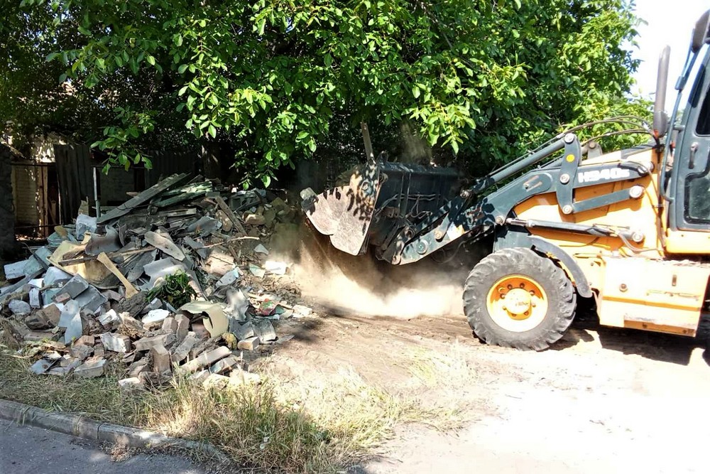Комунальники Нікополя усувають наслідки ворожих атак