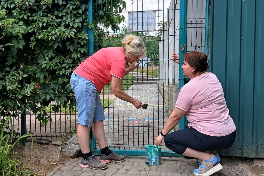 Освітяни Нікополя впорядковують території навчальних закладів: фото