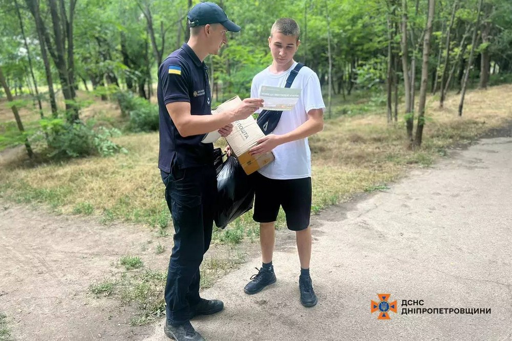 У лісі Марганецької громади рятувальники провели бесіди з людьми (фото)