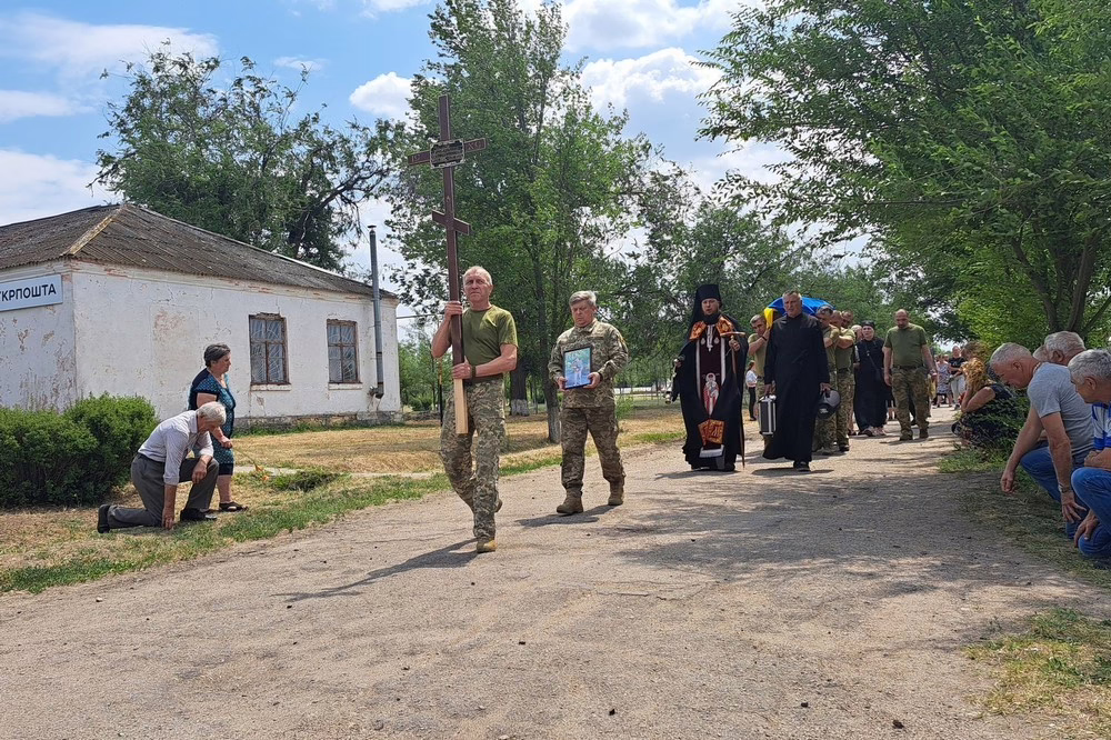 Був щирим, чуйним і мав багато друзів: на Нікопольщині провели в останню путь полеглого Героя (фото)