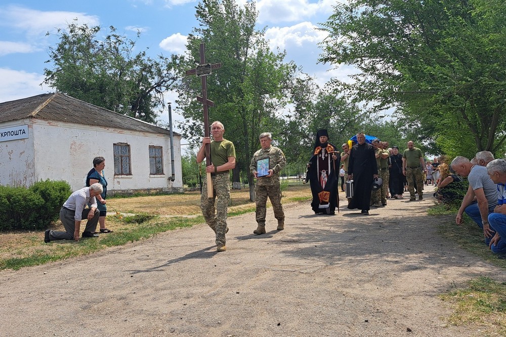 Був щирим, чуйним і мав багато друзів: на Нікопольщині провели в останню путь полеглого Героя (фото)