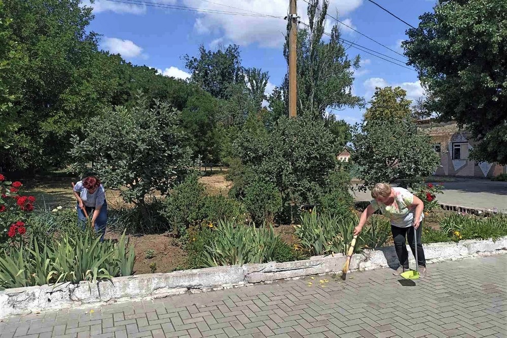 Освітяни Нікополя впорядковують території навчальних закладів: фото
