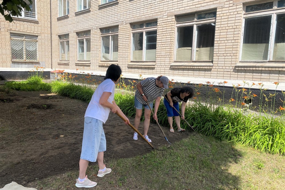 Освітяни Нікополя впорядковують території навчальних закладів: фото