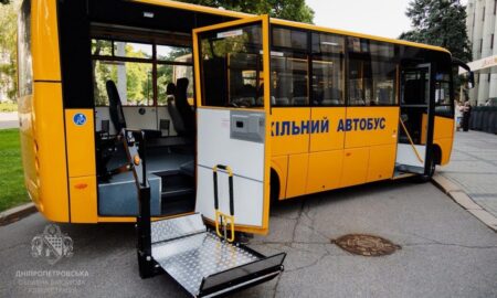 Томаківська громада отримала новий шкільний автобус, адаптований для особливих учнів