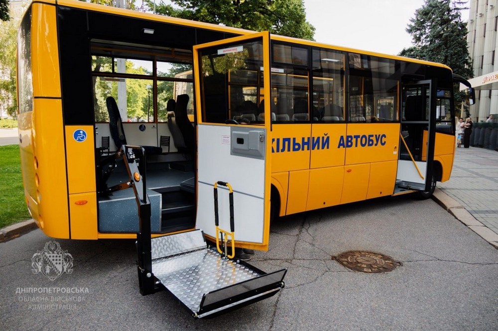 Томаківська громада отримала новий шкільний автобус, адаптований для особливих учнів