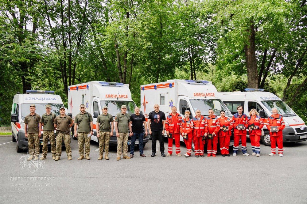 Дніпропетровщина передала військовим дві машини