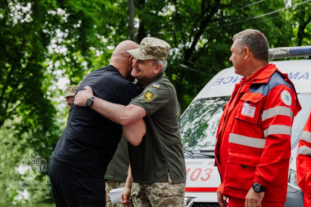 Дніпропетровщина передала військовим дві машини 5