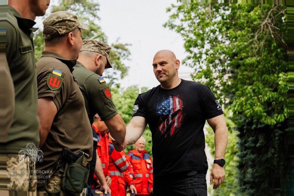 Дніпропетровщина передала військовим дві машини 9