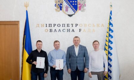 Серед нагороджених троє братів-близнюків: донори з Нікополя та області отримали нагороди від Миколи Лукашука (фото) 43 Донори з Нікополя та області отримали нагороди від Миколи Лукашука (фото)