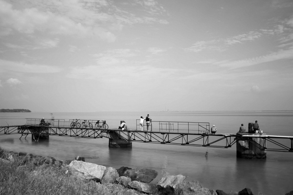 Люди стояли, дивилися, як йде вода, і плакали: чим було Каховське водосховище для нікопольців – фото-спогад