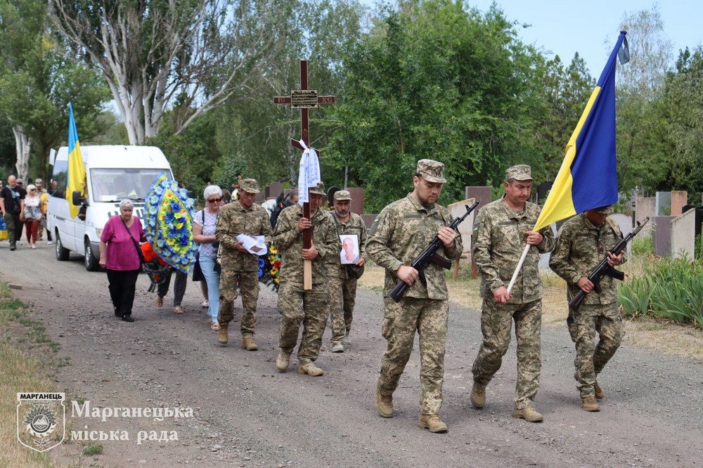 Марганець сьогодні провів в останню путь Захисника Руслана Романенка