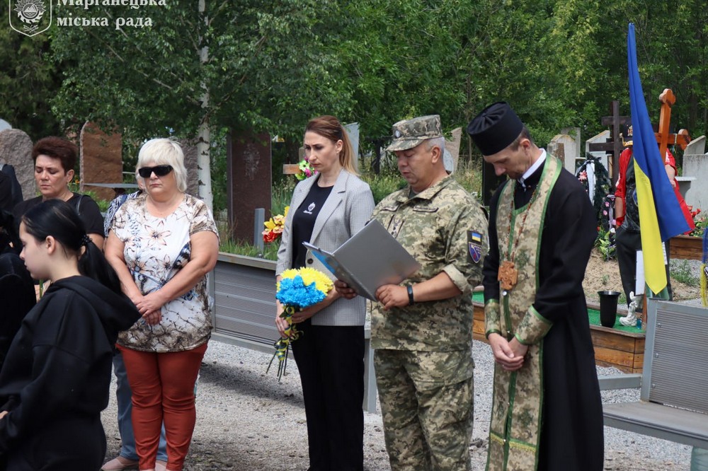 Марганець сьогодні провів в останню путь Захисника Руслана Романенка 2
