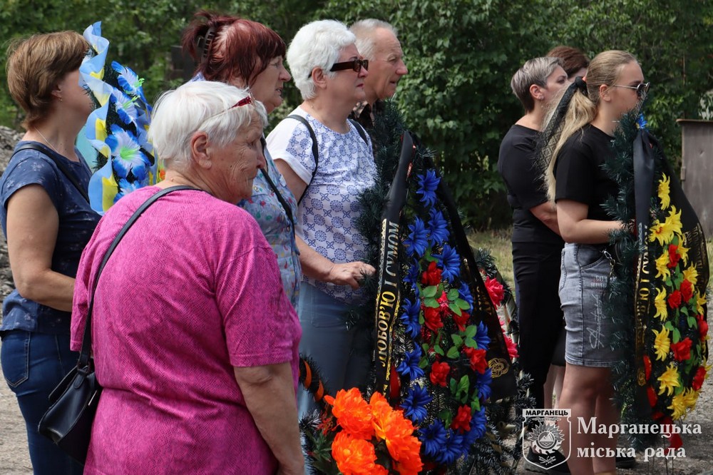 Марганець сьогодні провів в останню путь Захисника Руслана Романенка 3