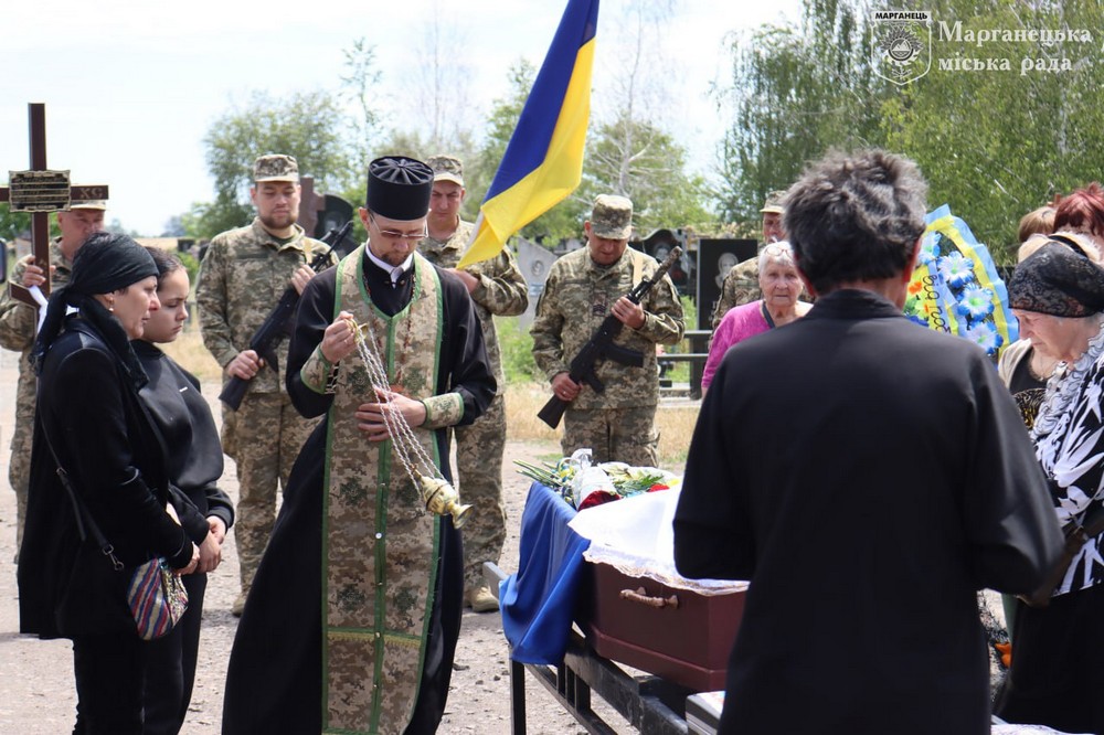 Марганець сьогодні провів в останню путь Захисника Руслана Романенка 4