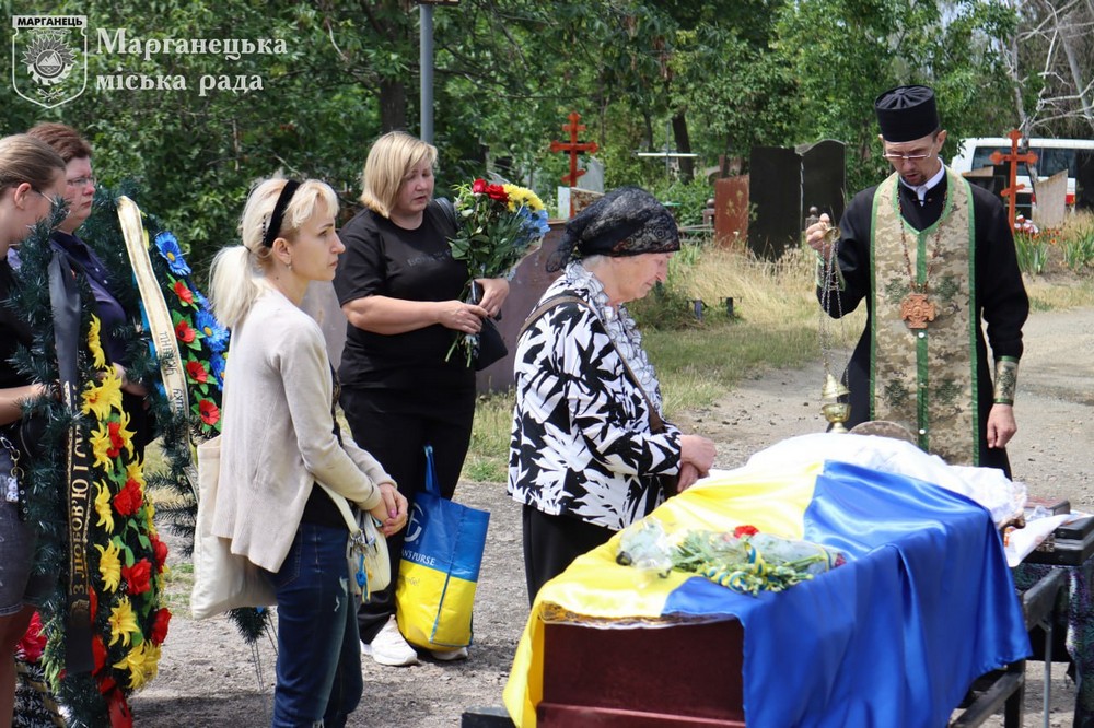 Марганець сьогодні провів в останню путь Захисника Руслана Романенка 5