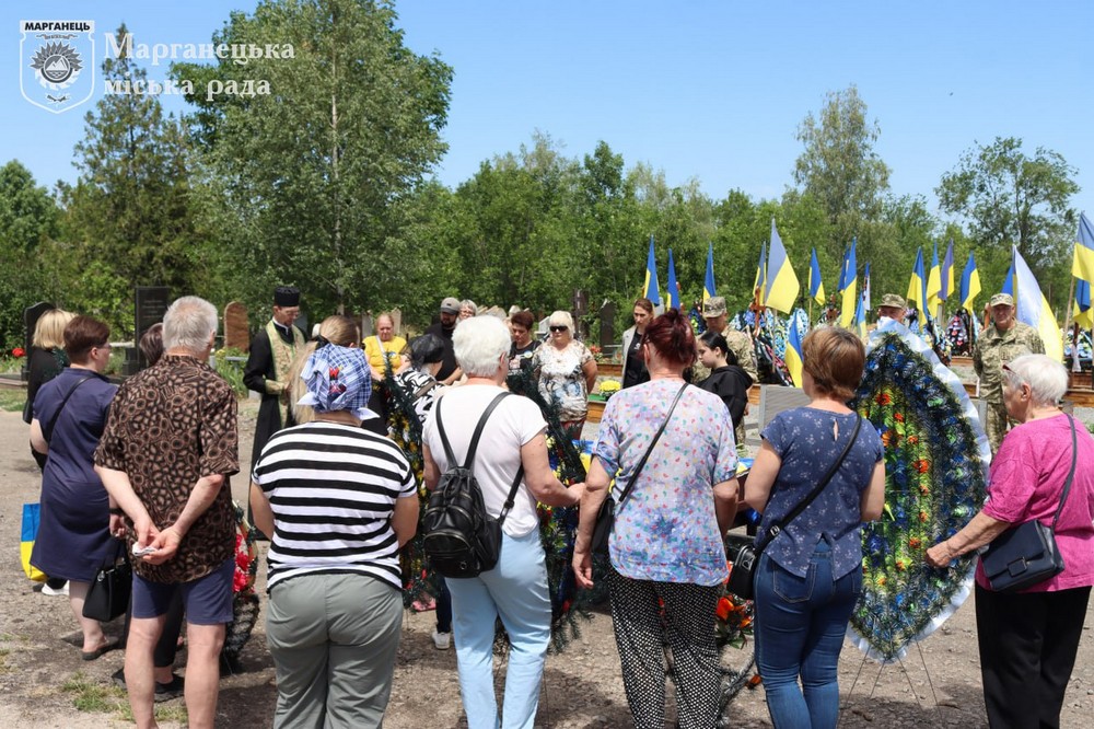 Марганець сьогодні провів в останню путь Захисника Руслана Романенка 6