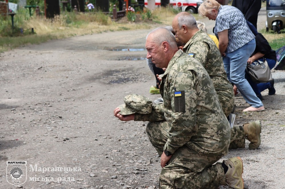 Марганець сьогодні провів в останню путь Захисника Руслана Романенка 8