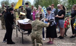 Марганець сьогодні провів в останню путь Захисника Руслана Романенка 9