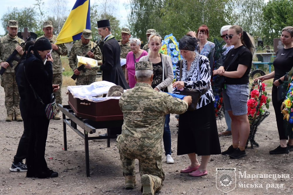 Марганець сьогодні провів в останню путь Захисника Руслана Романенка 9