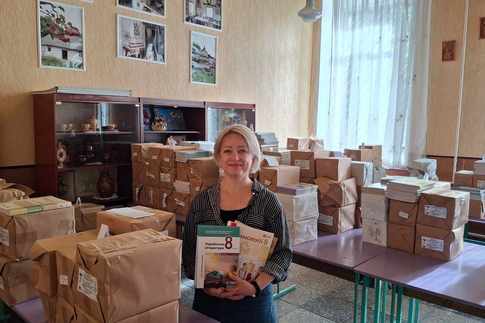 Нікополь сьогодні отримав понад 2800 нових підручників для 8 класу (фото) 4
