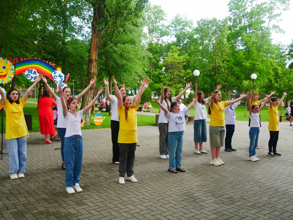 Покров у перший день літа перетворився на Планету дитинства