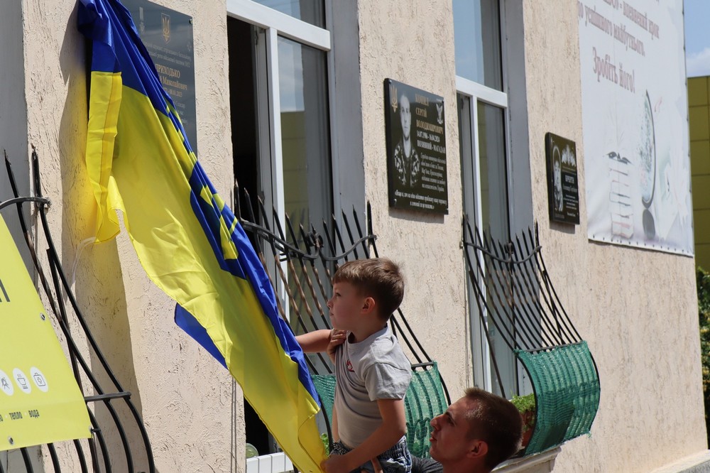 У Покрові сьогодні відкрили меморіальну дошку на честь полеглого Захисника Андрія Приходька 2