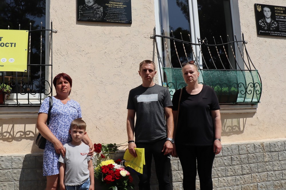 У Покрові сьогодні відкрили меморіальну дошку на честь полеглого Захисника Андрія Приходька 3