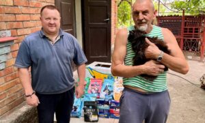  Волонтер з Нікополя отримав ящик корму для котів від благодійників