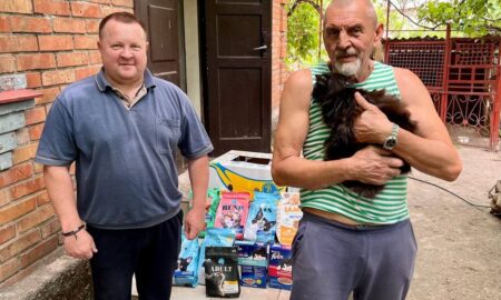  Волонтер з Нікополя отримав ящик корму для котів від благодійників