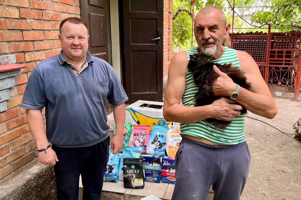  Волонтер з Нікополя отримав ящик корму для котів від благодійників