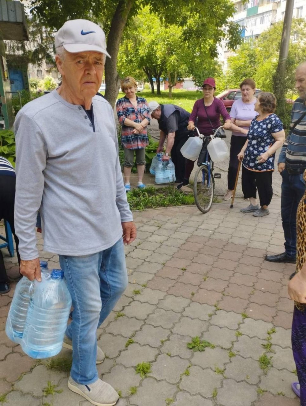 Жителям Марганецької громади видали понад 8800 пляшок води (фото) 2
