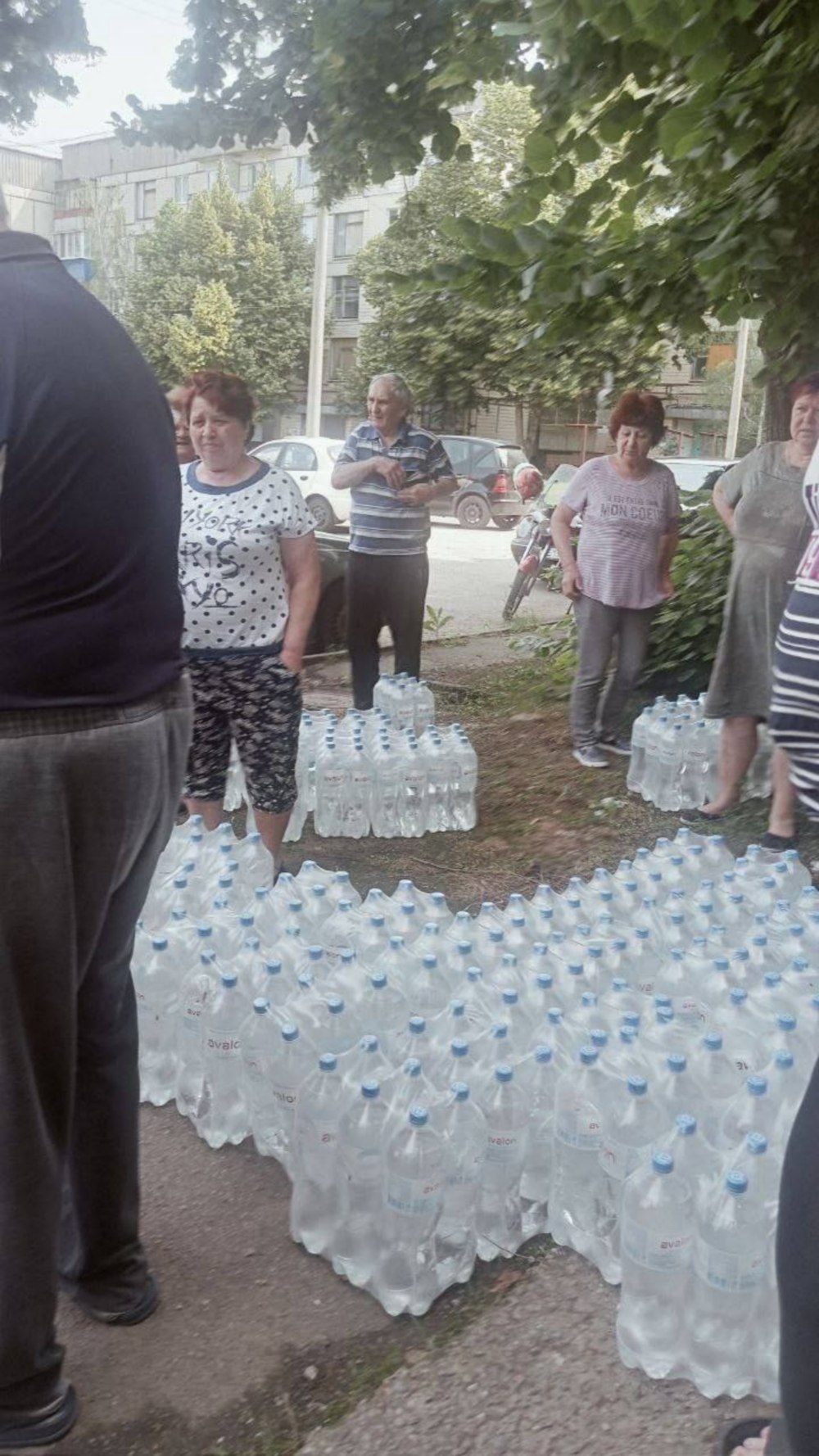 Жителям Марганецької громади видали понад 8800 пляшок води (фото) 3