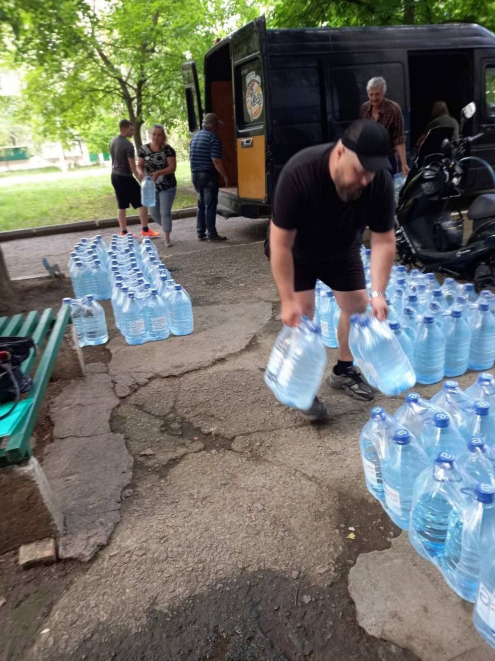Жителям Марганецької громади видали понад 8800 пляшок води (фото) 7