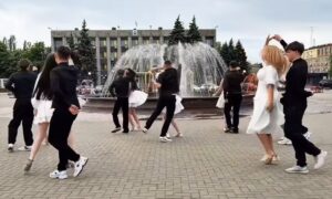 До сліз: випускники з Нікополя змогли здійснити свою мрію - шкільний вальс станцювали в Покрові (відео)