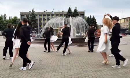 До сліз: випускники з Нікополя змогли здійснити свою мрію - шкільний вальс станцювали в Покрові (відео)