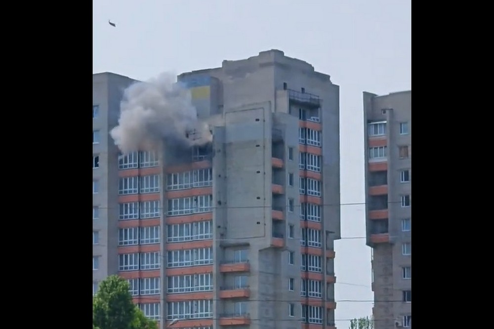 Відео моменту влучання у 14-поверхівку у Нікополі 2 червня оприлюднили у мережі 1 Відео моменту влучання у 14-поверхівку у Нікополі 2 червня оприлюднили у мережі