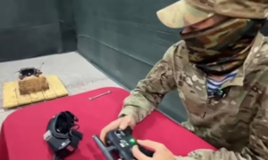 Навчають операторів FPV-дронів залітати у вікна авто і будинків: військові злочинці на лівому березі Дніпра показали свою лабораторію смерті (відео)
