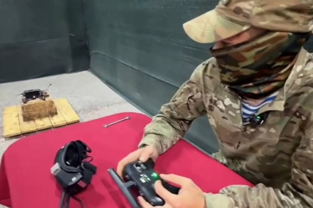 Навчають операторів FPV-дронів залітати у вікна авто і будинків: військові злочинці на лівому березі Дніпра показали свою лабораторію смерті (відео)