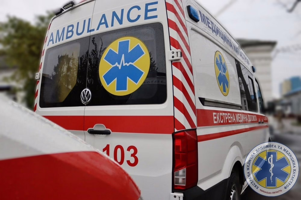 На Дніпропетровщині чоловік і жінка вистрибнули з 3-го поверху: їх рятували медики