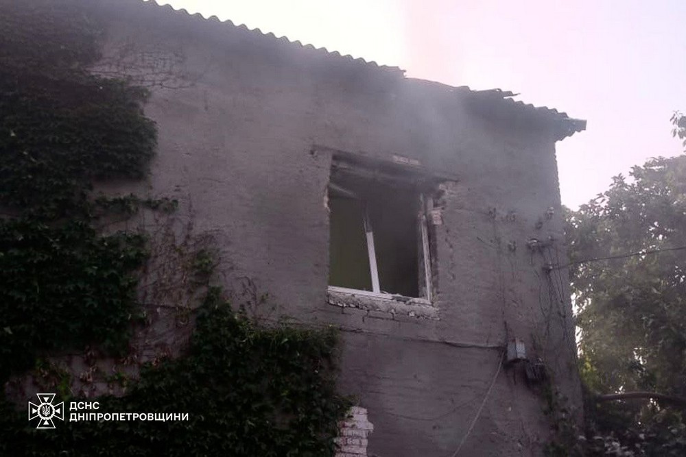 Ворог знову вдарив у Нікополі по підрозділу рятувальників. Є поранені, який надзвичайники намагалися сховати в укритті.  А також постраждав водій 