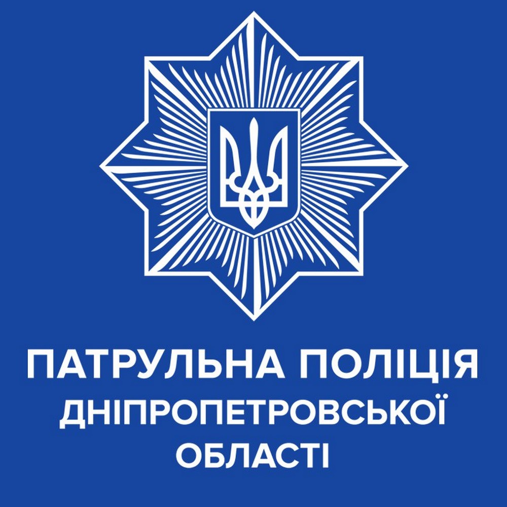 Справжній треш у Дніпрі відбувався 2 червня. Тут BMW заїхав на газон у дворі багатоповерхівки, ледь не збивши дітей. У салоні перебували дві жінки, які нахабно розпивали Revo і зовсім не шкодували про свій вчинок. Їх поведінка викликала праведний гнів місцевих мешканців, які ледь не вчинили самосуд. Дісталося навіть поліцейським, яким не дуже вдавалося впоратися із ситуацією. На місце події врешті прибув заступник начальника Дніпровського РУП.