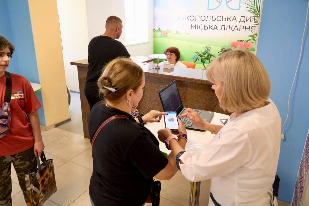 У дитячій лікарні Нікополя стартував цікавий і корисний проєкт: «З тобою: пацієнт у фокусі». Його мета - полегшити комунікацію пацієнтів із лікарями. І це неймовірно, що у прифронтовому місті реалізуються такі ініціативи…