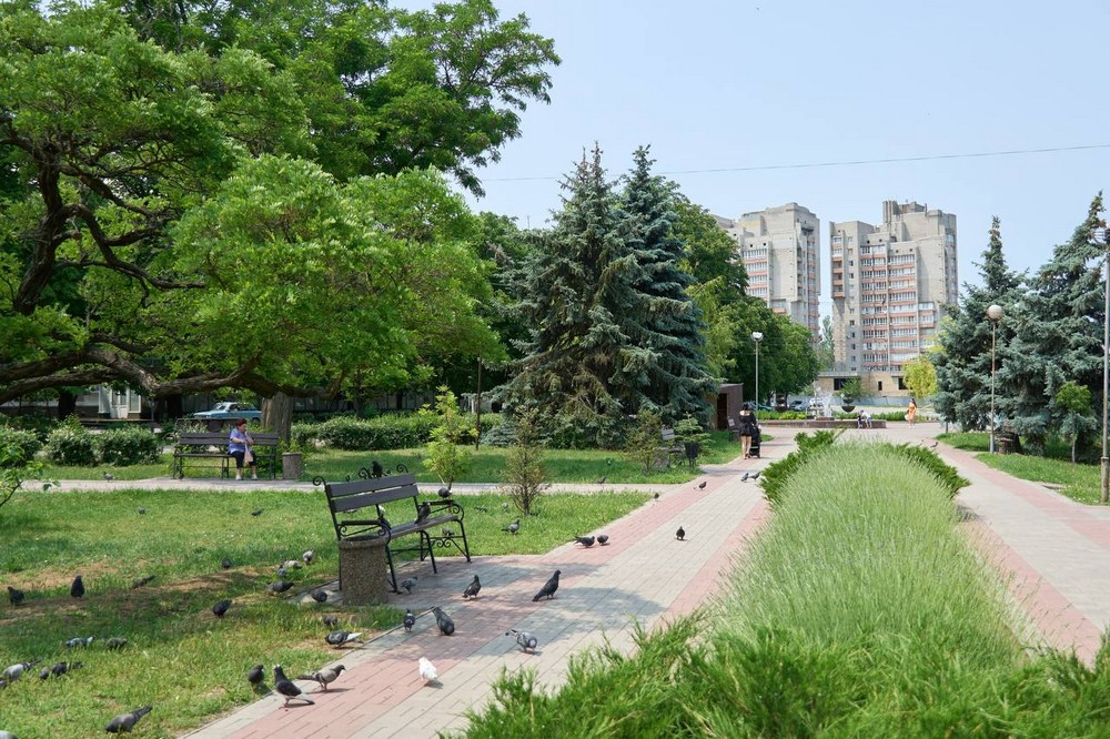 На Нікопольщині внаслідок обстрілів загорілися амбулаторія і пожежне авто, на Синельниківщині КАБи вдарили по будинках (фото)