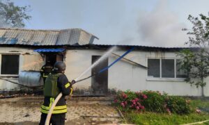На Нікопольщині внаслідок обстрілів загорілися амбулаторія і пожежне авто, на Синельниківщині КАБи вдарили по будинках (фото)