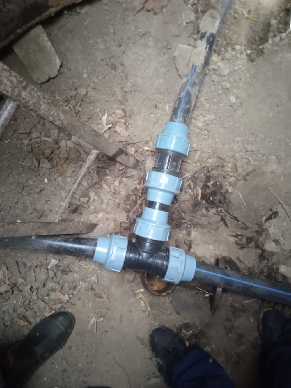 На Нікопольщині люди самі собі провели воду під обстрілами, а співробітники водоканалу керували онлайн (фото)