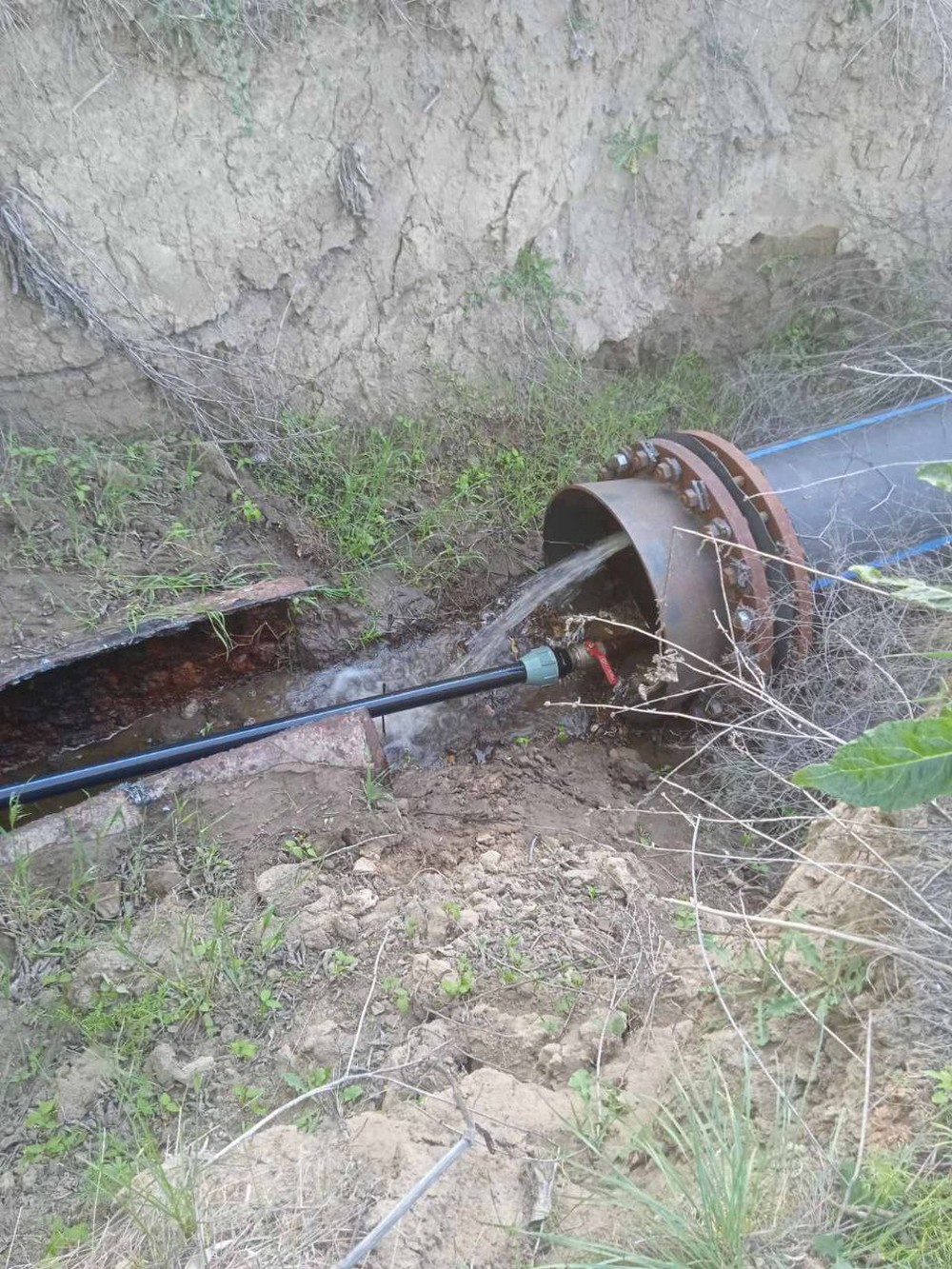 На Нікопольщині люди самі собі провели воду під обстрілами, а співробітники водоканалу керували онлайн (фото)